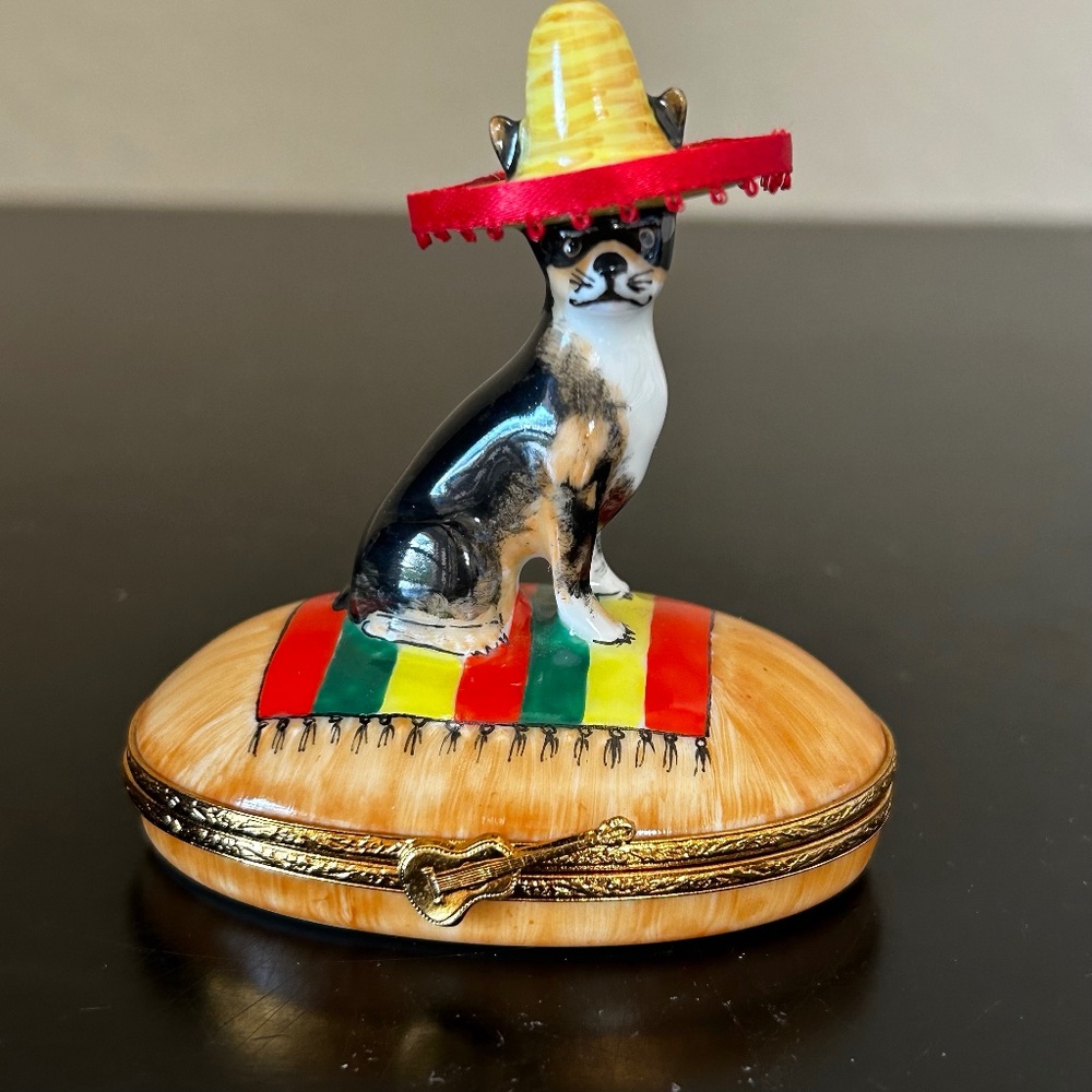 Chihuahua Mexican Dog with Sombrero Limoges Trinket Box. (Artoria) NWOT